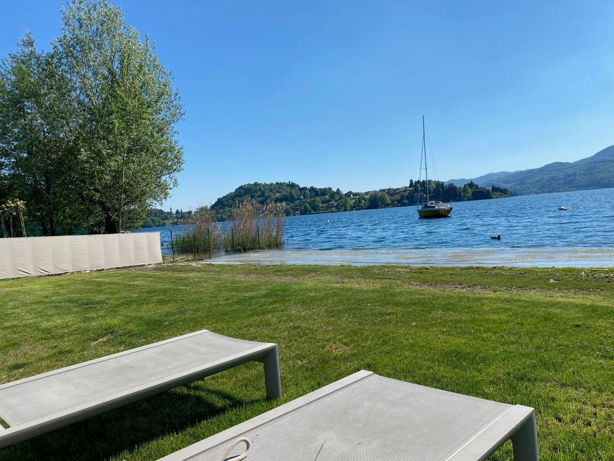 The Beach - Large Apartment With Private Beach Pettenasco Bagian luar foto